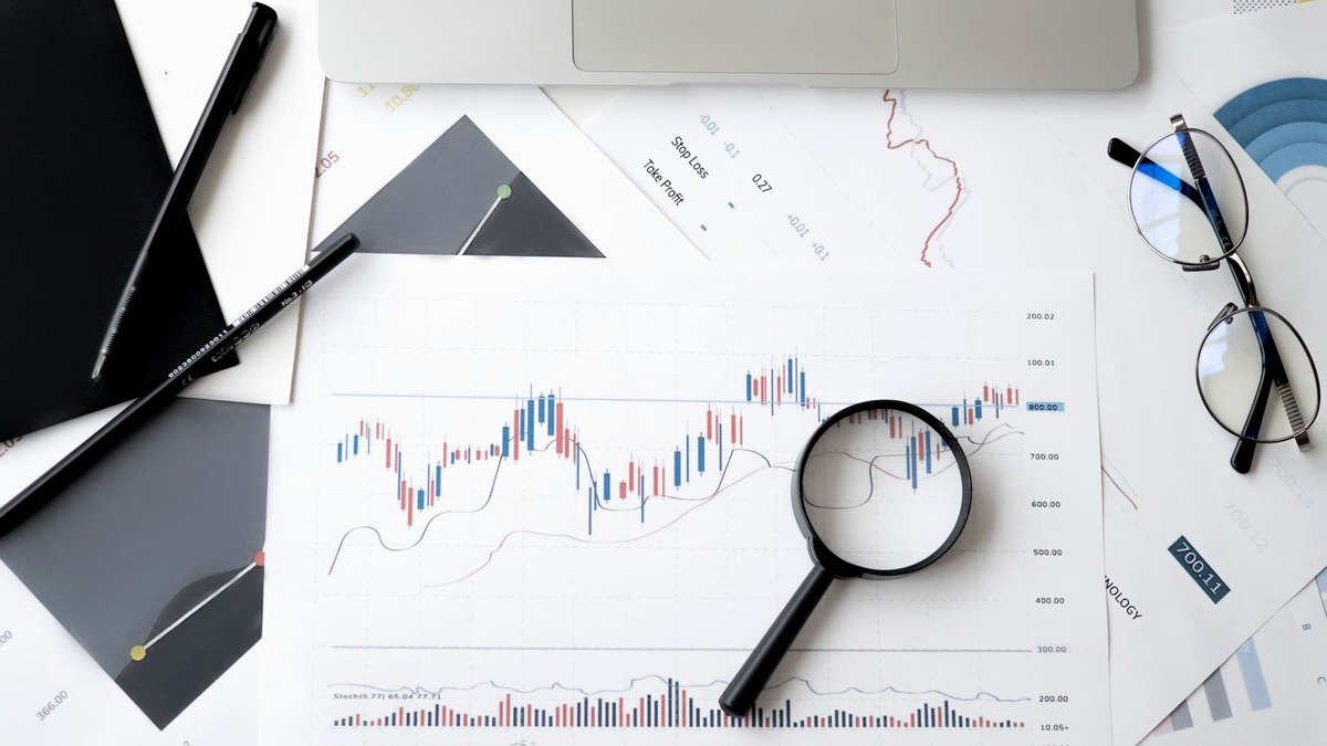 PEP, sanções e listas restritivas: como usar dados sem perder contexto